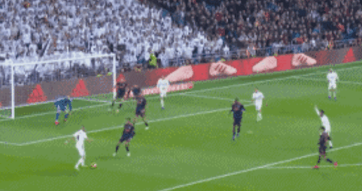 詹姆斯第15次中国行人气依旧爆棚，为上海交大球赛开球并与同学互动