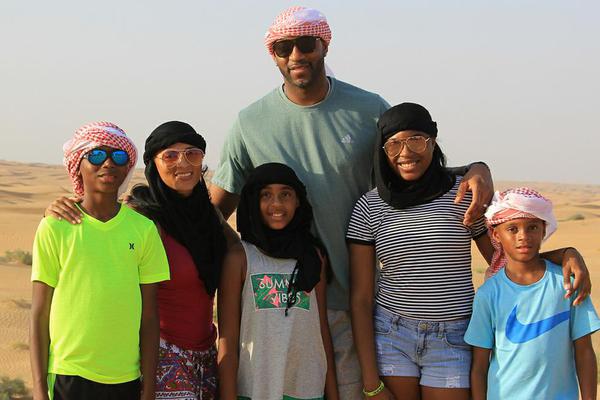 广东男篮在CBA杯赛中以94-80击败广州男篮，奎恩全场高效表现，贡献29分6篮板7助攻5抢断，助力球队取得首胜。