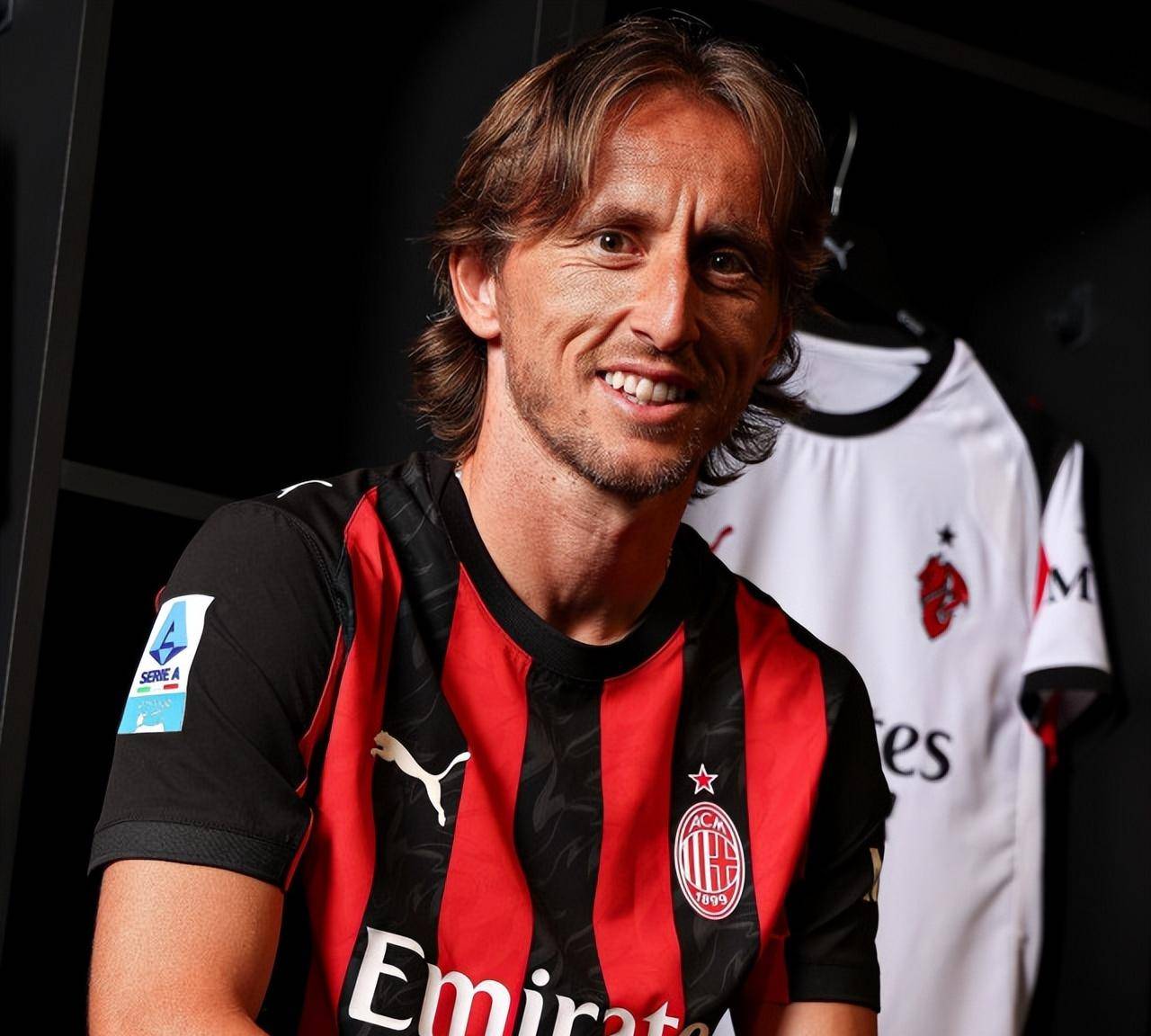 太阳报：B费夺冠面无表情，曼联球迷社媒盛赞他为称职队长