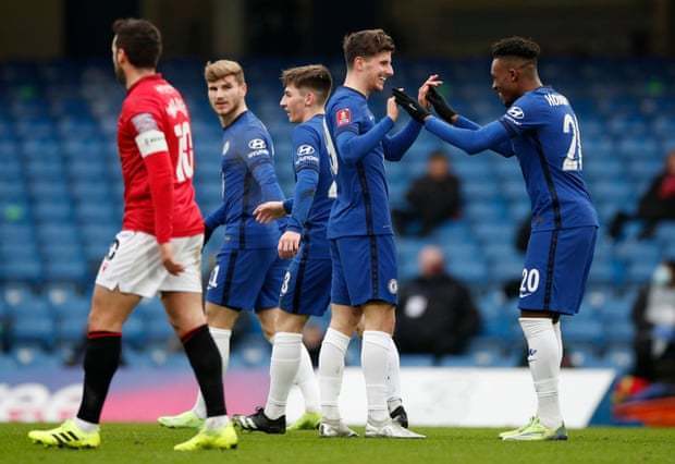 广东男篮主场负于山西，失误频繁，磨合不足，首战失利，需加强调整。